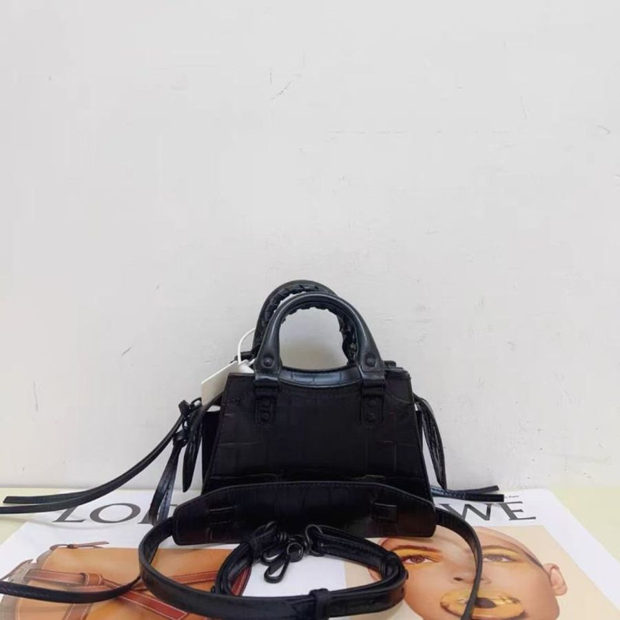 Balenciaga Neo Classic City新款nano 鱷魚壓紋黑色機車包 尺寸：18*11*8cm 全新(細節私訊)-2