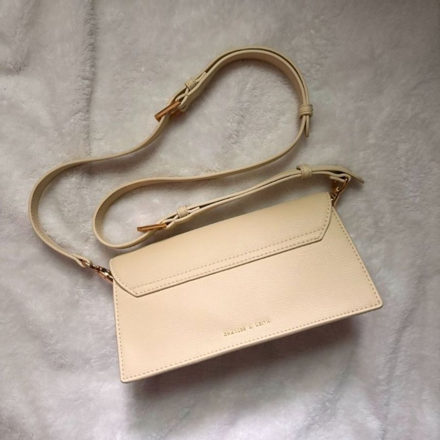 CHARLES & KEITH 小CK 翻蓋法棍包肩背包(奶油黃)-1