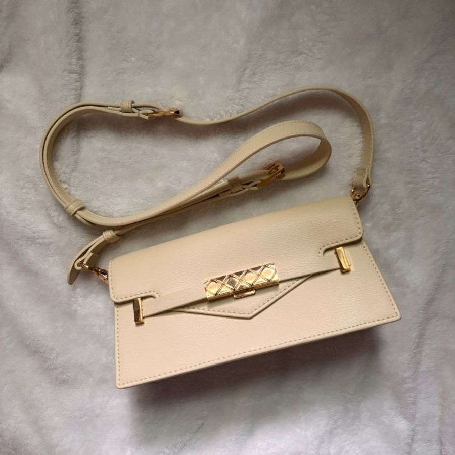CHARLES & KEITH 小CK 翻蓋法棍包肩背包(奶油黃)-5