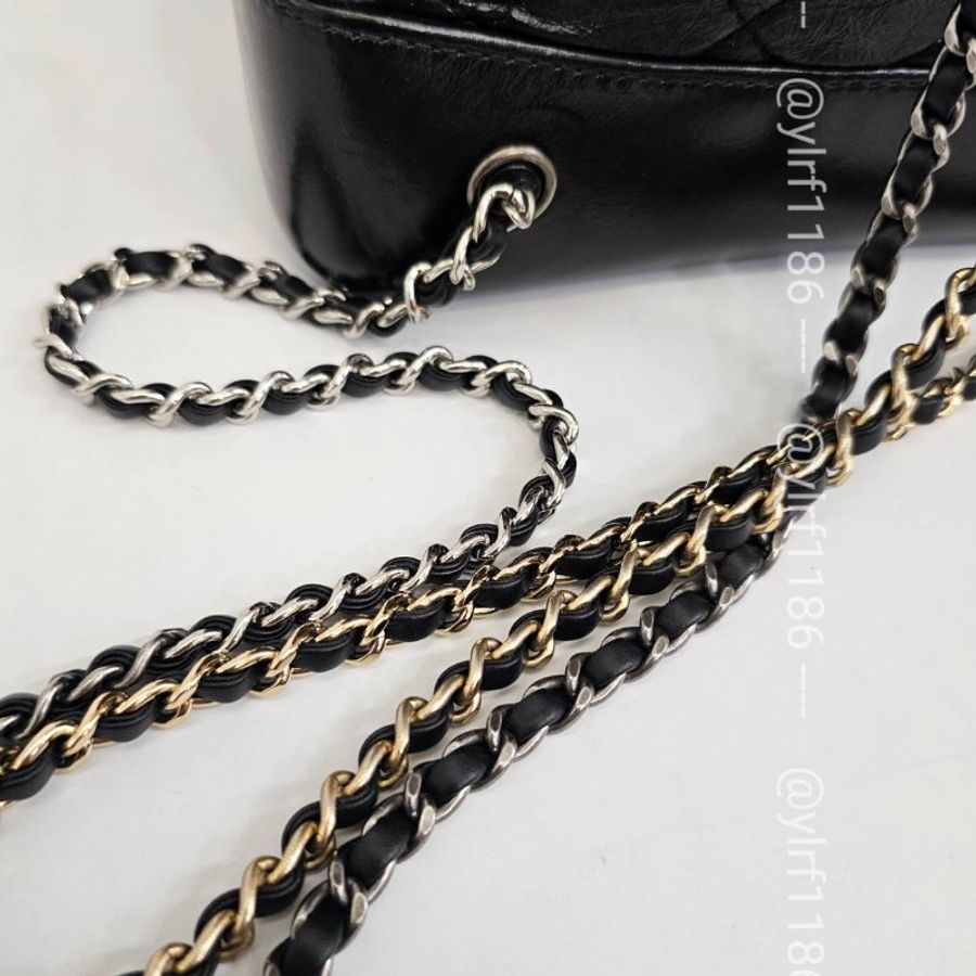 ❣Chanel 黑復刻牛皮霧銀釦金銀皮穿鍊流浪後背包-8
