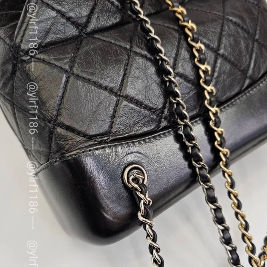 ❣Chanel 黑復刻牛皮霧銀釦金銀皮穿鍊流浪後背包-9