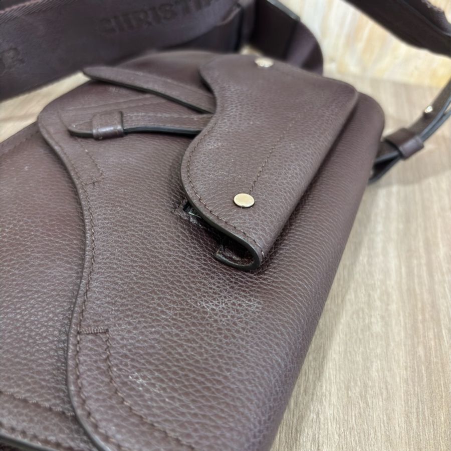 Dior 1ADPO095 SADDLE 赭紅咖啡紅茶色荔枝皮 馬鞍包 肩背包 斜背包 胸口包 後背包-5