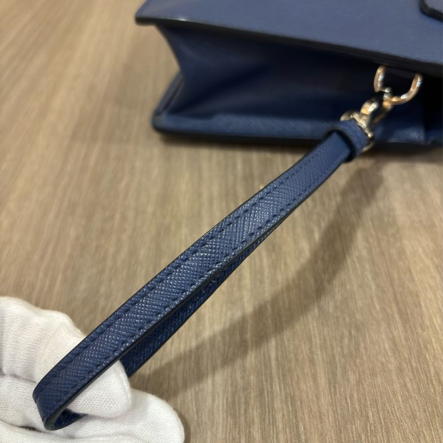 PRADA 2VF056 藍色 荔枝皮 可拆 手把 把手 皮帶 大容量 手拿包 公事包-9