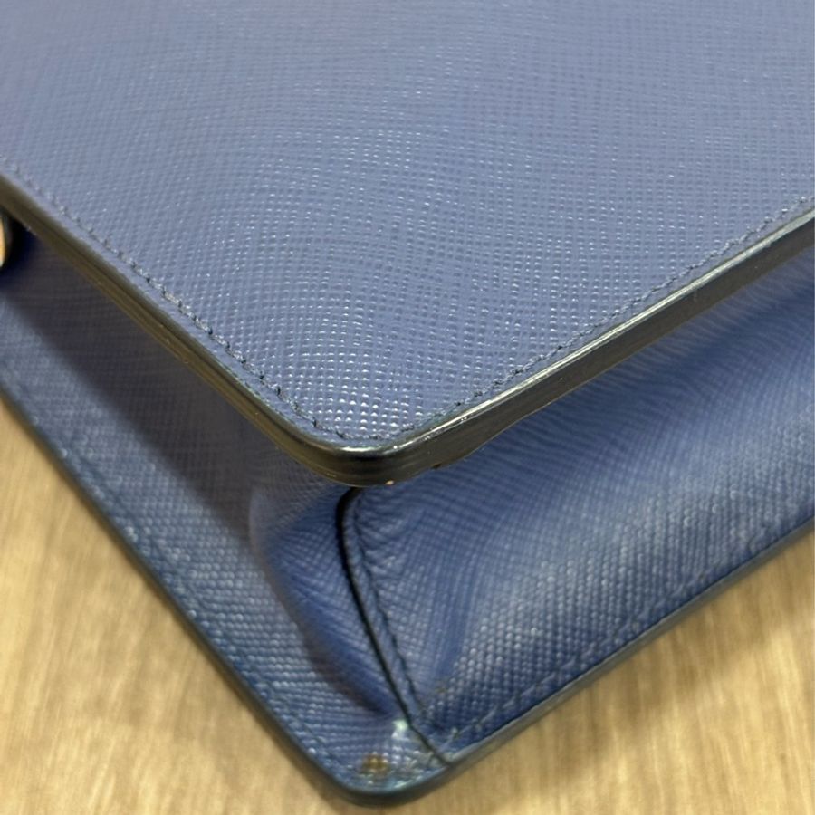 PRADA 2VF056 藍色 荔枝皮 可拆 手把 把手 皮帶 大容量 手拿包 公事包-10