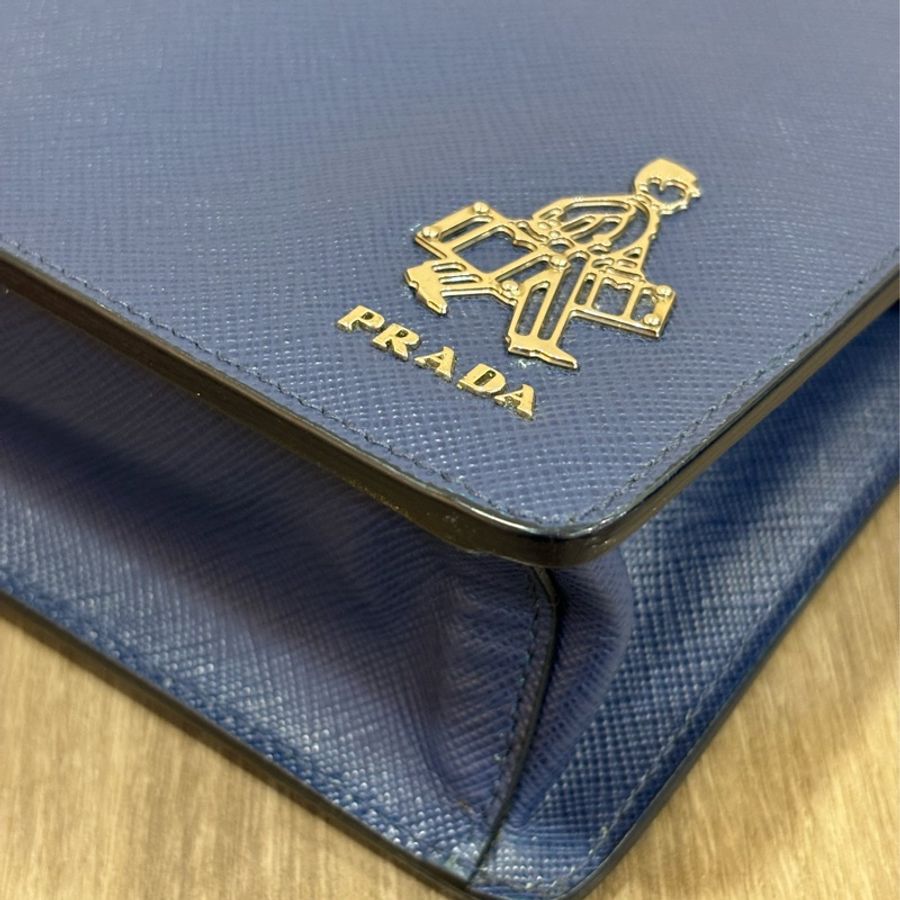 PRADA 2VF056 藍色 荔枝皮 可拆 手把 把手 皮帶 大容量 手拿包 公事包-11