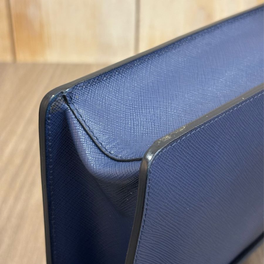 PRADA 2VF056 藍色 荔枝皮 可拆 手把 把手 皮帶 大容量 手拿包 公事包-12