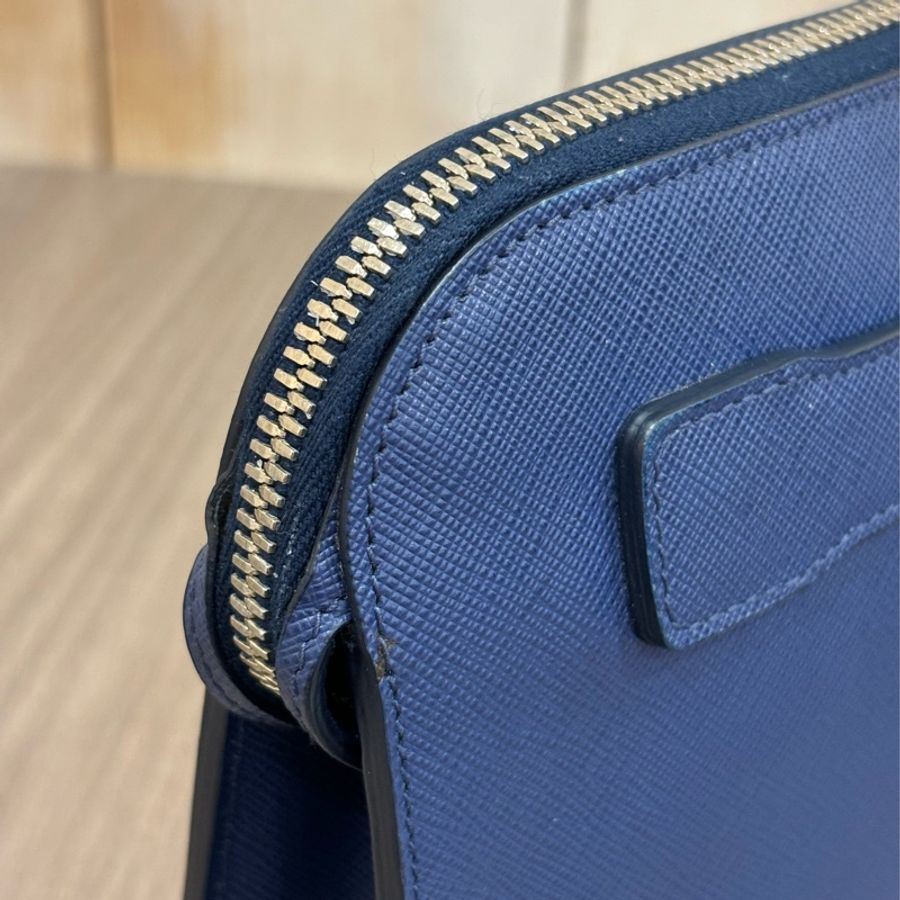 PRADA 2VF056 藍色 荔枝皮 可拆 手把 把手 皮帶 大容量 手拿包 公事包-16