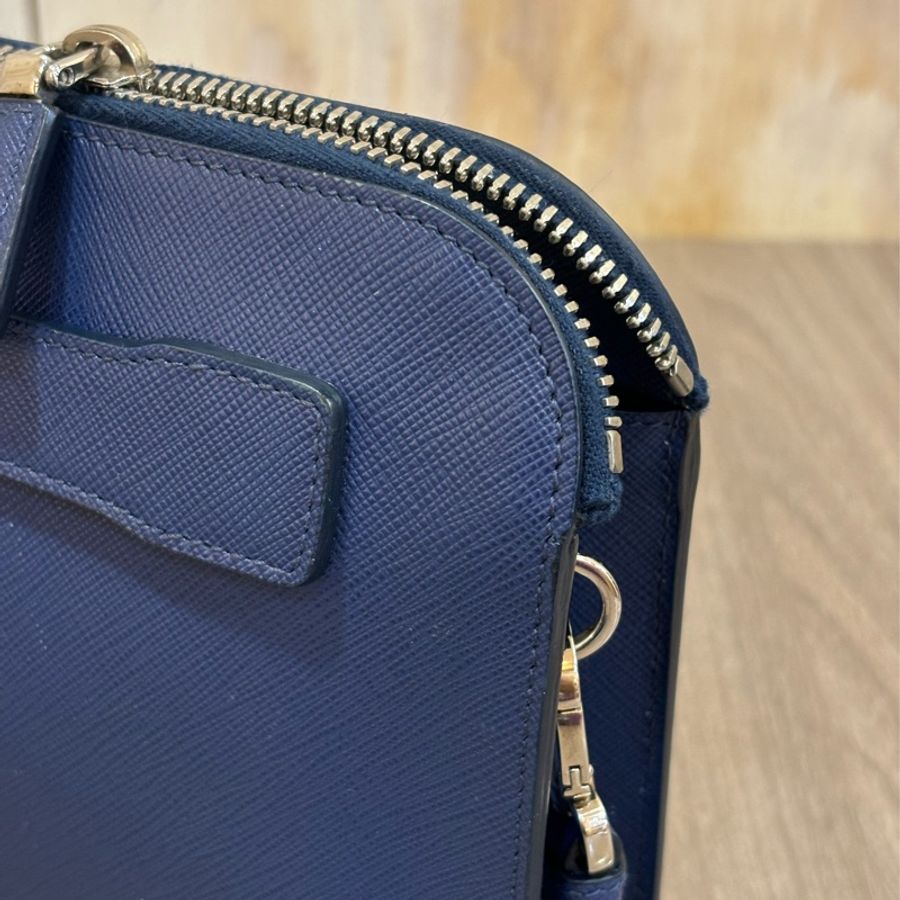 PRADA 2VF056 藍色 荔枝皮 可拆 手把 把手 皮帶 大容量 手拿包 公事包-17