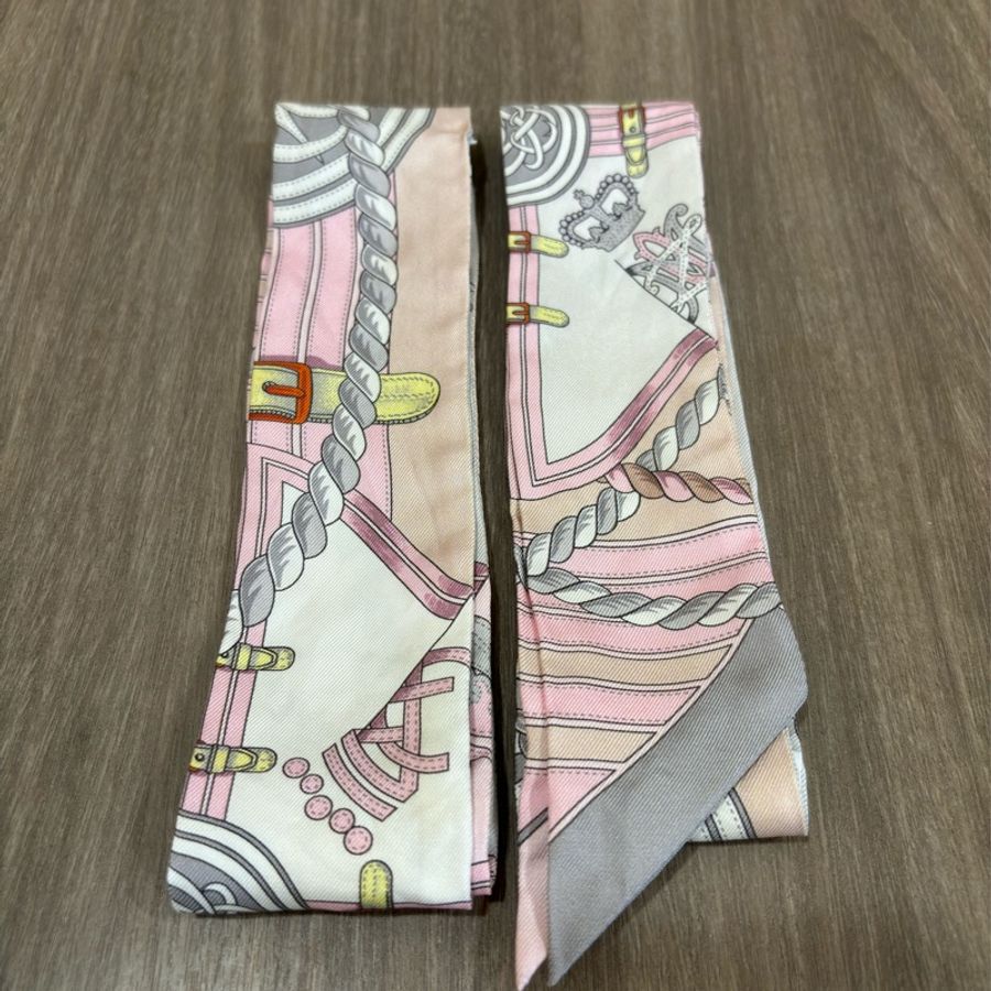 HERMES 粉白灰色 皇冠皮帶圖騰 KELLY TWILLY 絲巾 領巾 綁巾-0