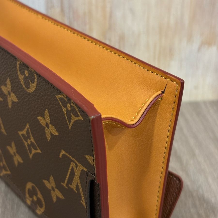 LV M68549 S LOCK 原花 字紋 金釦 手拿包 腰包 霹靂包 麻將包 腰帶 皮帶-7