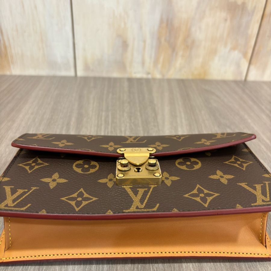 LV M68549 S LOCK 原花 字紋 金釦 手拿包 腰包 霹靂包 麻將包 腰帶 皮帶-9