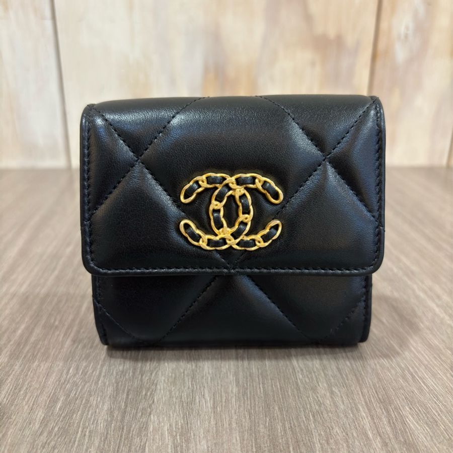 CHANEL AP1064 19 黑色羊皮金釦 三折 短夾 皮夾 零錢包 信用卡夾 錢包-0