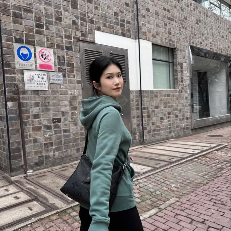 LV M46288經典CarryAll PM系列Monogram Empreinte皮革壓花肩背包 斜背包(黑色)-4