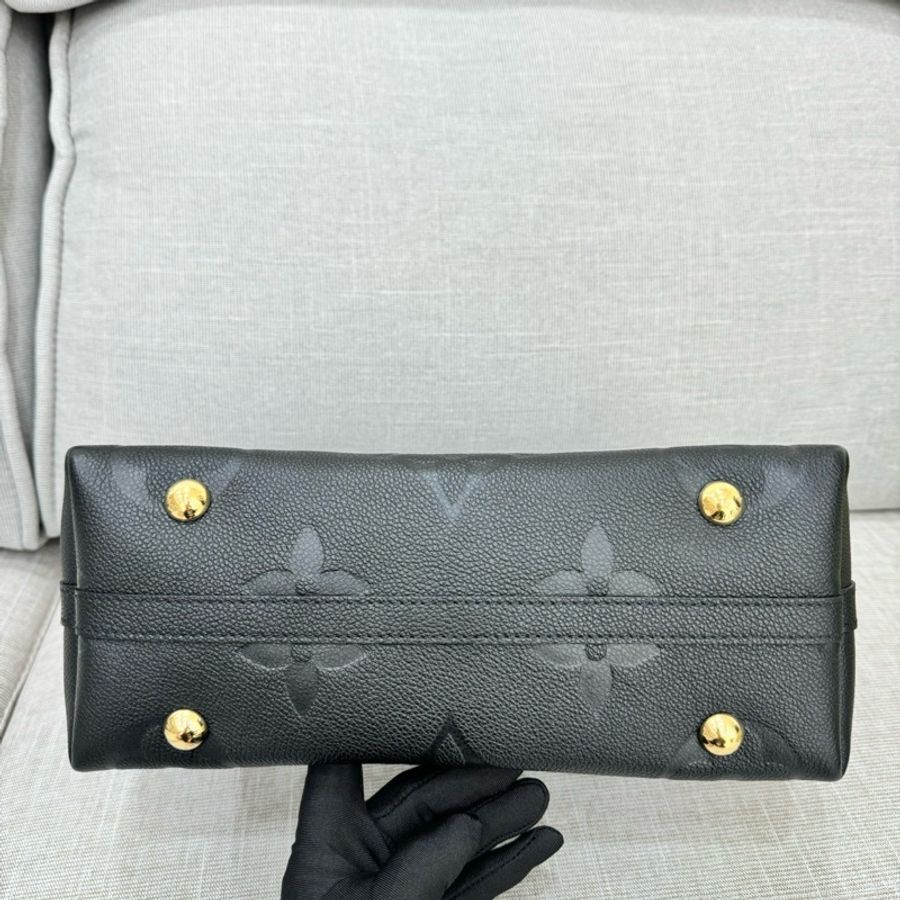 LV M46288經典CarryAll PM系列Monogram Empreinte皮革壓花肩背包 斜背包(黑色)-14