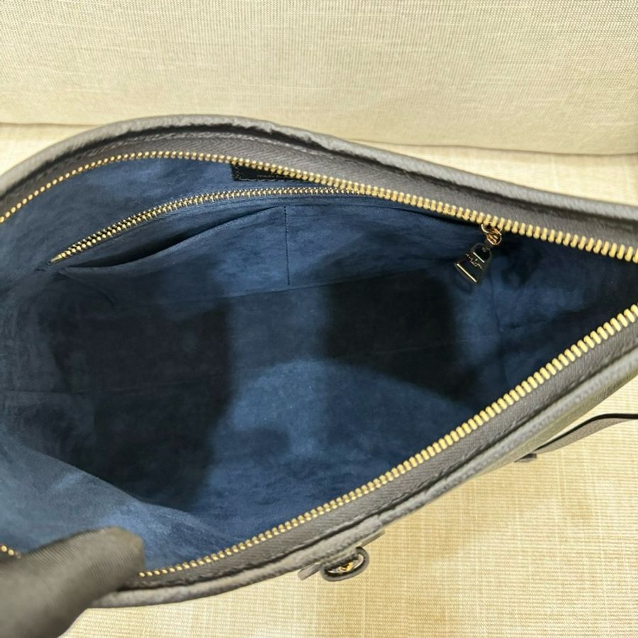 LV M46288經典CarryAll PM系列Monogram Empreinte皮革壓花肩背包 斜背包(黑色)-20