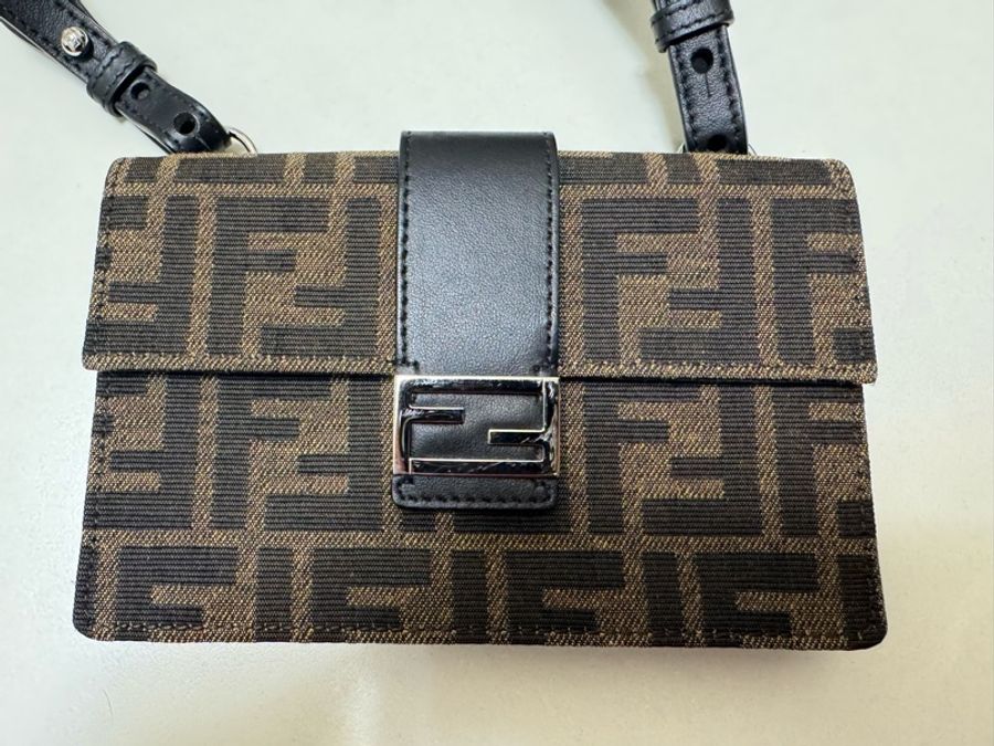 Fendi Mini Baguette 法棍 斜背包-1