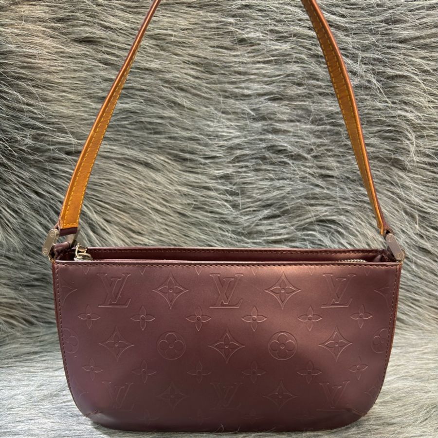 LV M55146 消光啞光紫色牛皮老花字紋原花 拉鍊肩背包手提包夜店包腋下包晚宴包祖母包麻將包-0