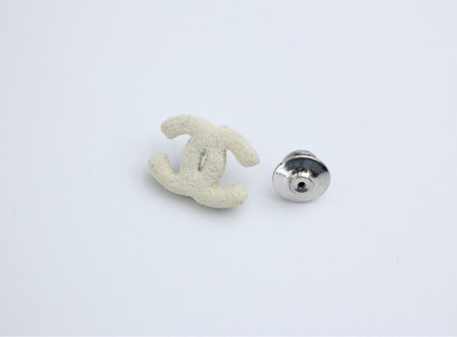 Chanel Vintage 03A 金屬白色磨砂質感CC胸針-1