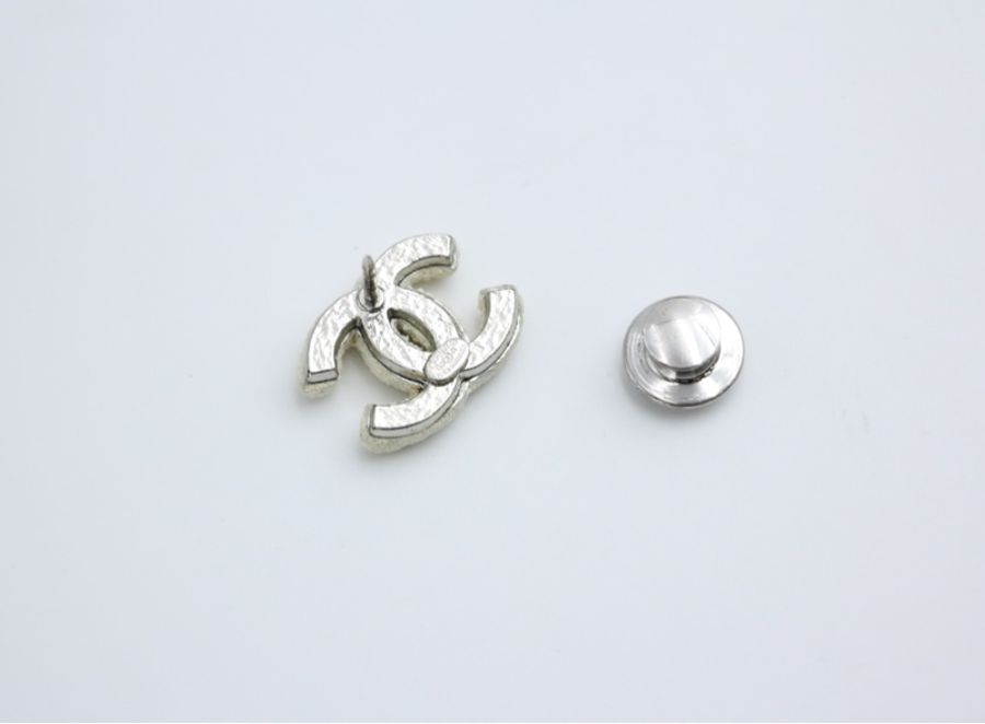 Chanel Vintage 03A 金屬白色磨砂質感CC胸針-2