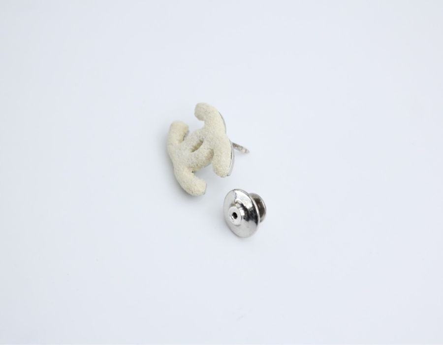 Chanel Vintage 03A 金屬白色磨砂質感CC胸針-6