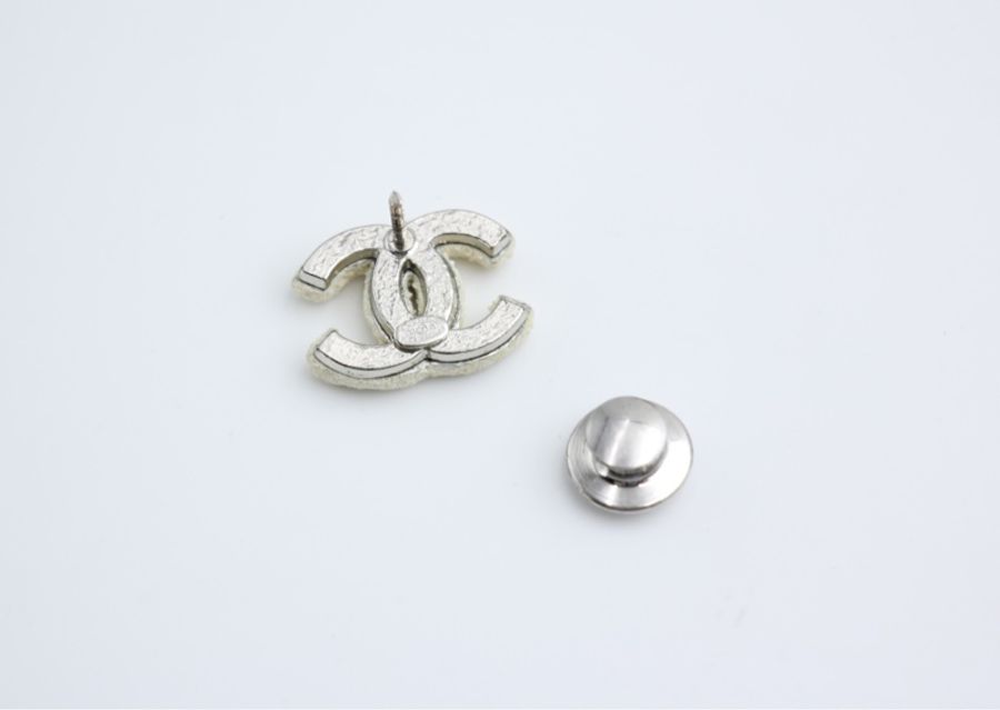 Chanel Vintage 03A 金屬白色磨砂質感CC胸針-7