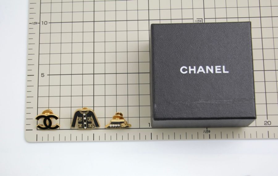 Chanel Vintage 02A琺瑯三件套帽衣服CC胸針-9