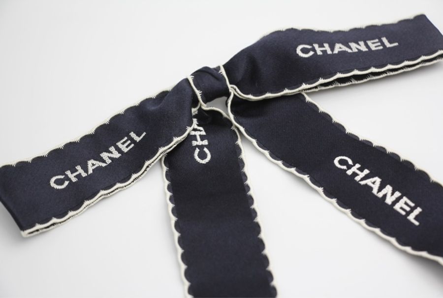 Chanel Vintage 81-85年絲質蝴蝶結長絲帶胸針-1