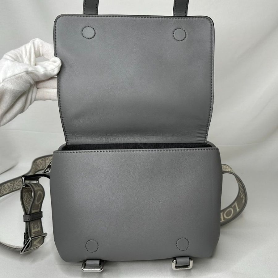 LOEWE Military光滑牛小號郵差包-6