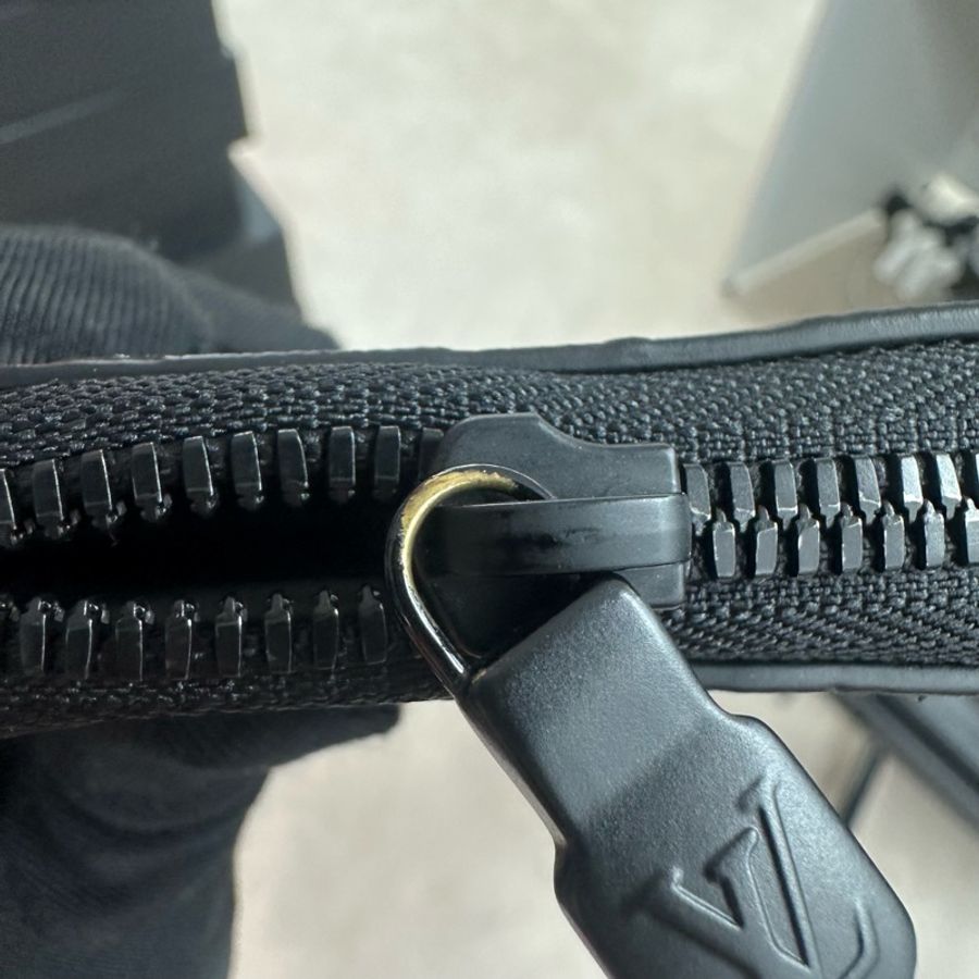 LV Shadow Zippy 黑色真皮壓紋長銀包 晶片款-14