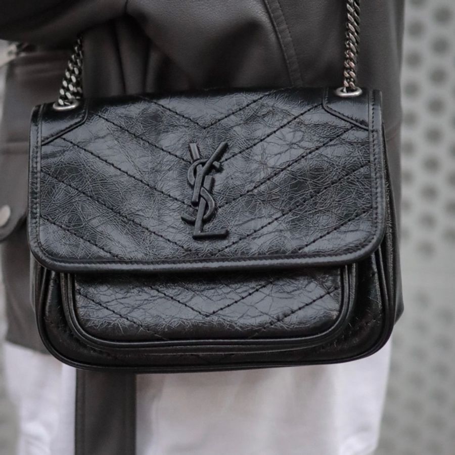 聖羅蘭 YSL Niki 銀鏈黑標Logo復古褶皺斜挎單肩包-4