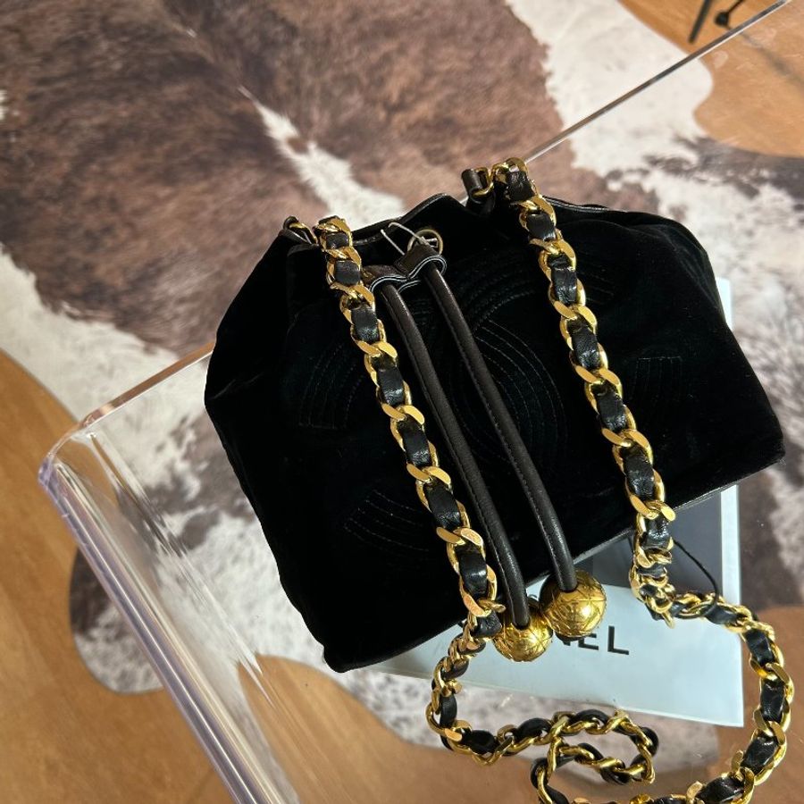 Chanel香奈兒黑金絲絨金球水桶鏈條包-1