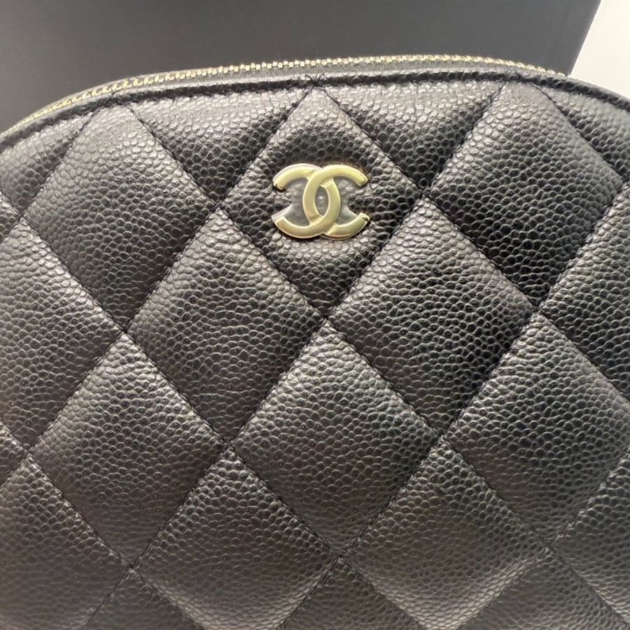 香奈兒 全新 雙C LOGO 菱格紋 小牛皮 貝殼包 化妝包 黑色-4