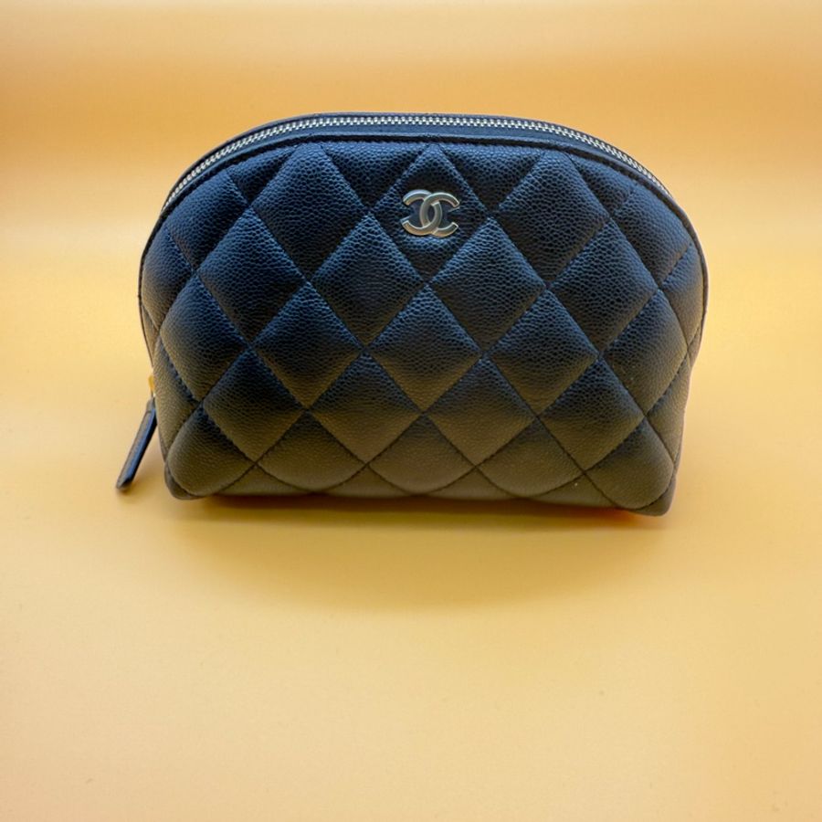 香奈兒 全新 雙C LOGO 菱格紋 小牛皮 貝殼包 化妝包 黑色-0