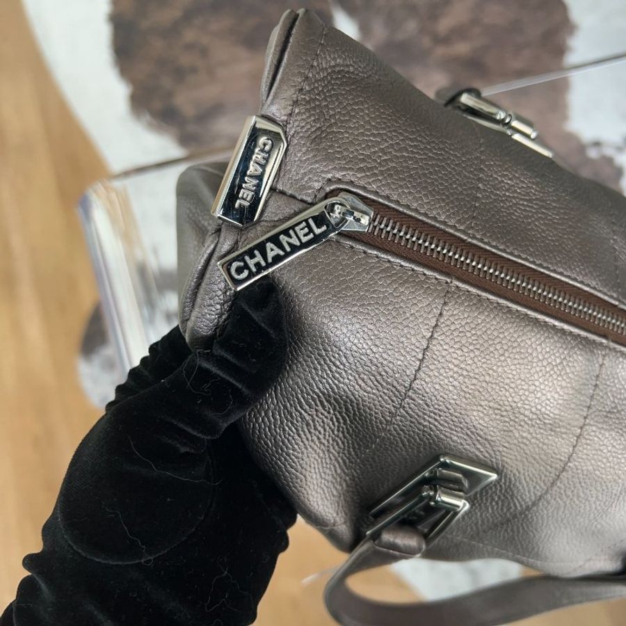 Chanel香奈兒冰格波士頓枕頭包帶卡-7
