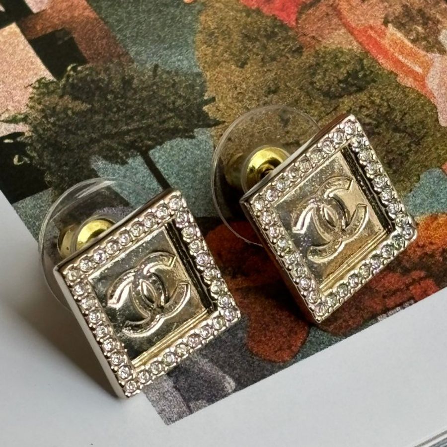::CHANEL:: 淡金方糖復古鑲鑽耳環-1