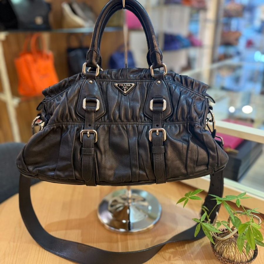 【舊愛新歡】PRADA 黑色羊皮皺褶包-0