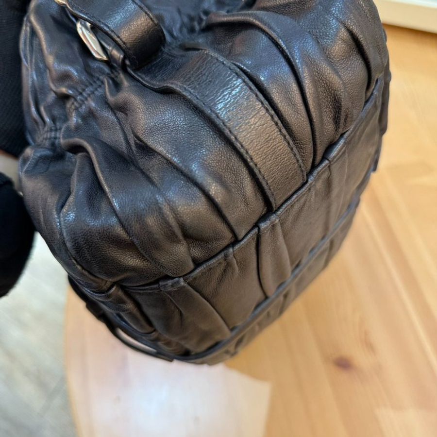 【舊愛新歡】PRADA 黑色羊皮皺褶包-5