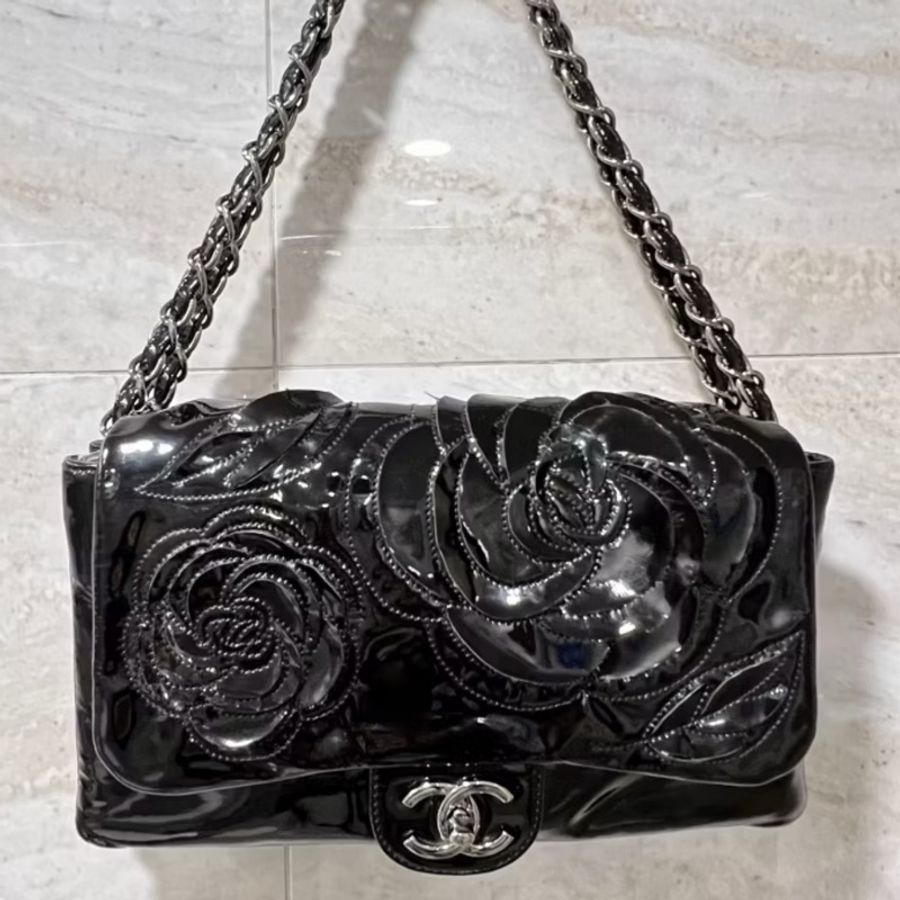 Chanel 山茶花銀扣漆皮-0
