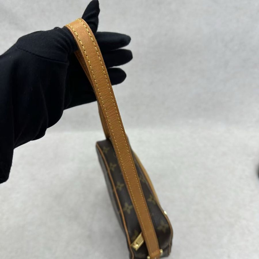LV開口笑腋下包-11