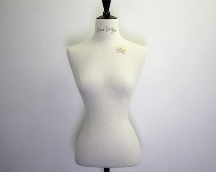 Chanel Vintage 03P 琺瑯白色骷髏骨胸針-1