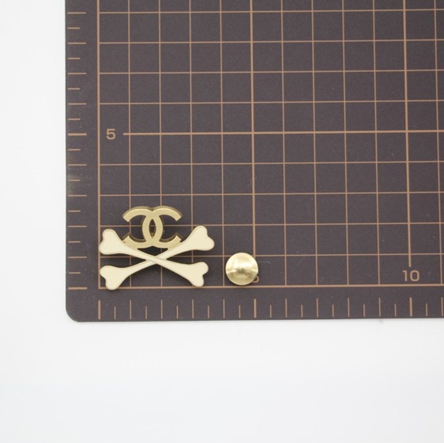 Chanel Vintage 03P 琺瑯白色骷髏骨胸針-10