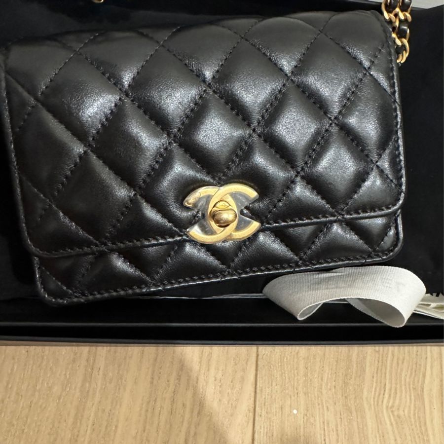 CHANEL 經典小羊皮LOGO鏈帶手提-10