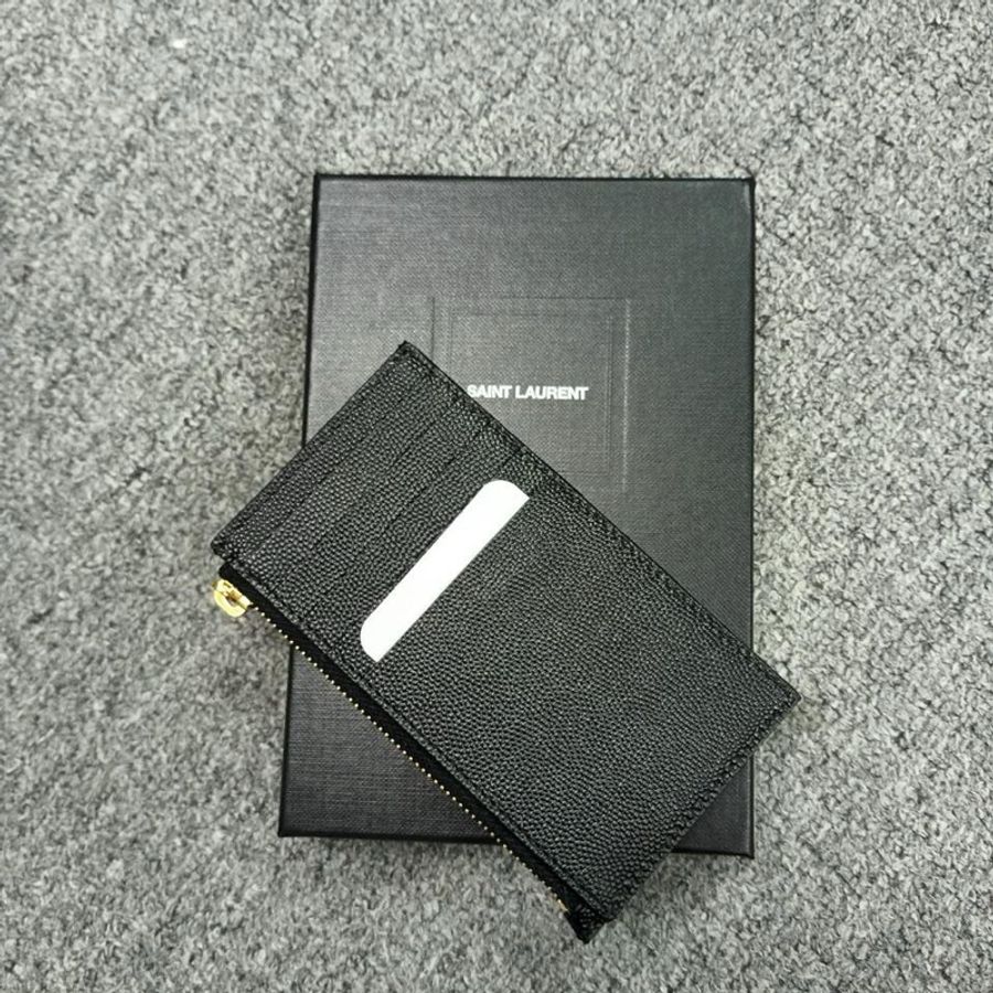 YSL CASSANDRE MATELASSÉ粒面壓紋皮革多層式拉鏈卡片套-1