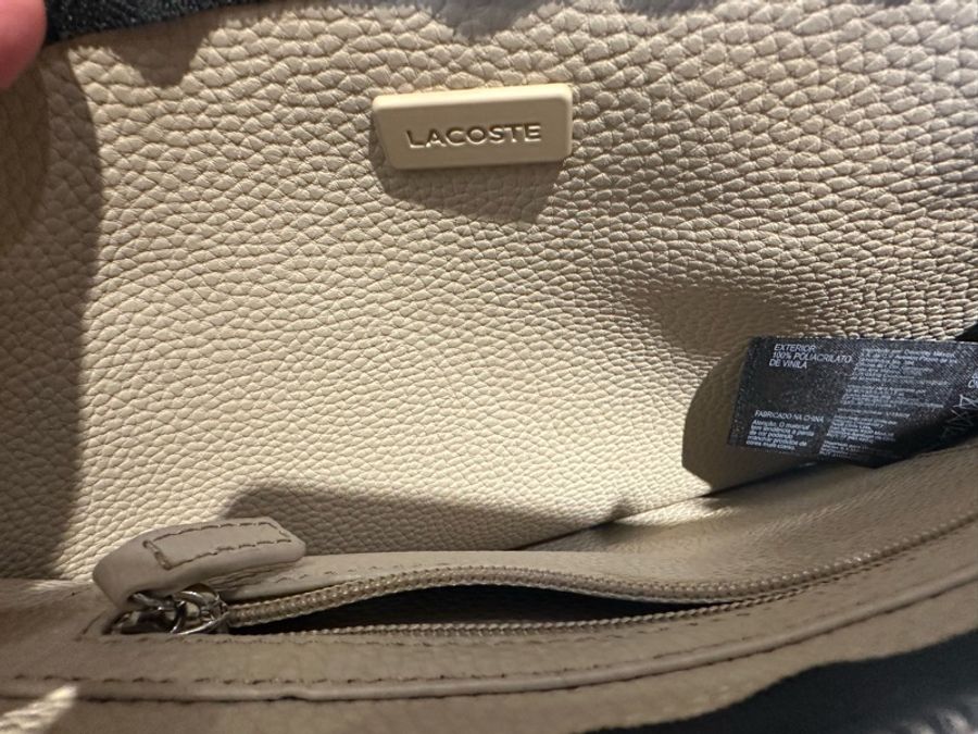 Lacoste Anna Coated Pique Canvas Pouch黑色手拿包,內裡米白雙色。-8