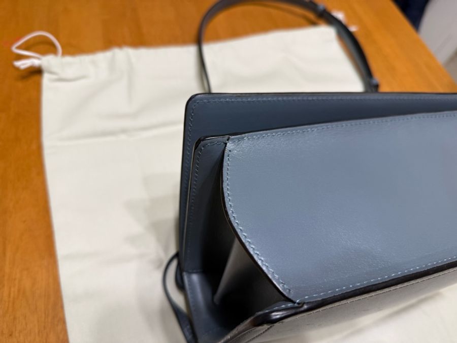 【LOEWE】Barcelona 三角金屬設計皮革肩背包（霧霾藍）-17