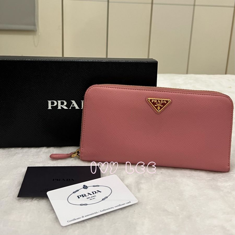 PRADA SAFFIANO 立體品牌金色LOGO防刮皮革 拉鍊長夾 粉紅色 拼色 1ML506 二手精品-0