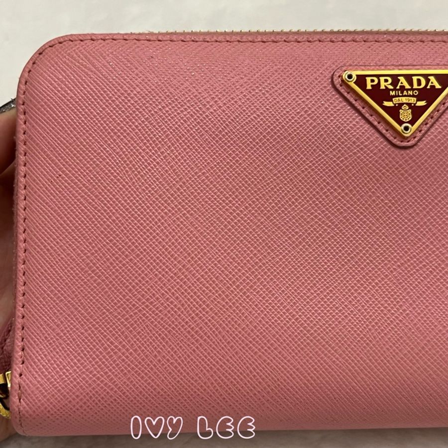 PRADA SAFFIANO 立體品牌金色LOGO防刮皮革 拉鍊長夾 粉紅色 拼色 1ML506 二手精品-26