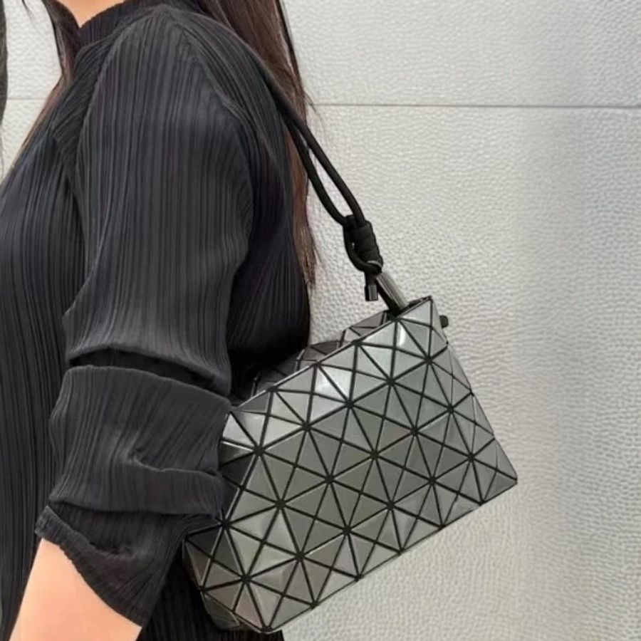 🎁母親節特價🎁Bao Bao Issey Miyake Loop Metallic 銀灰色金屬光感豆腐斜背包-1
