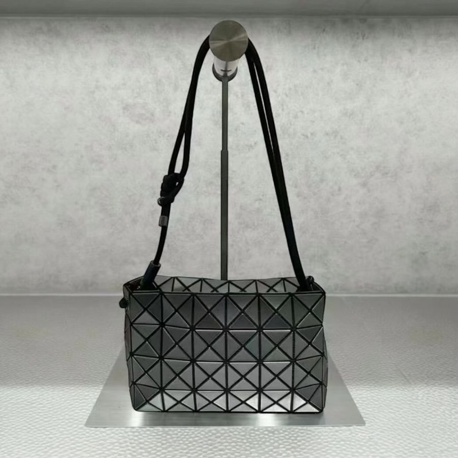 🎁母親節特價🎁Bao Bao Issey Miyake Loop Metallic 銀灰色金屬光感豆腐斜背包-2
