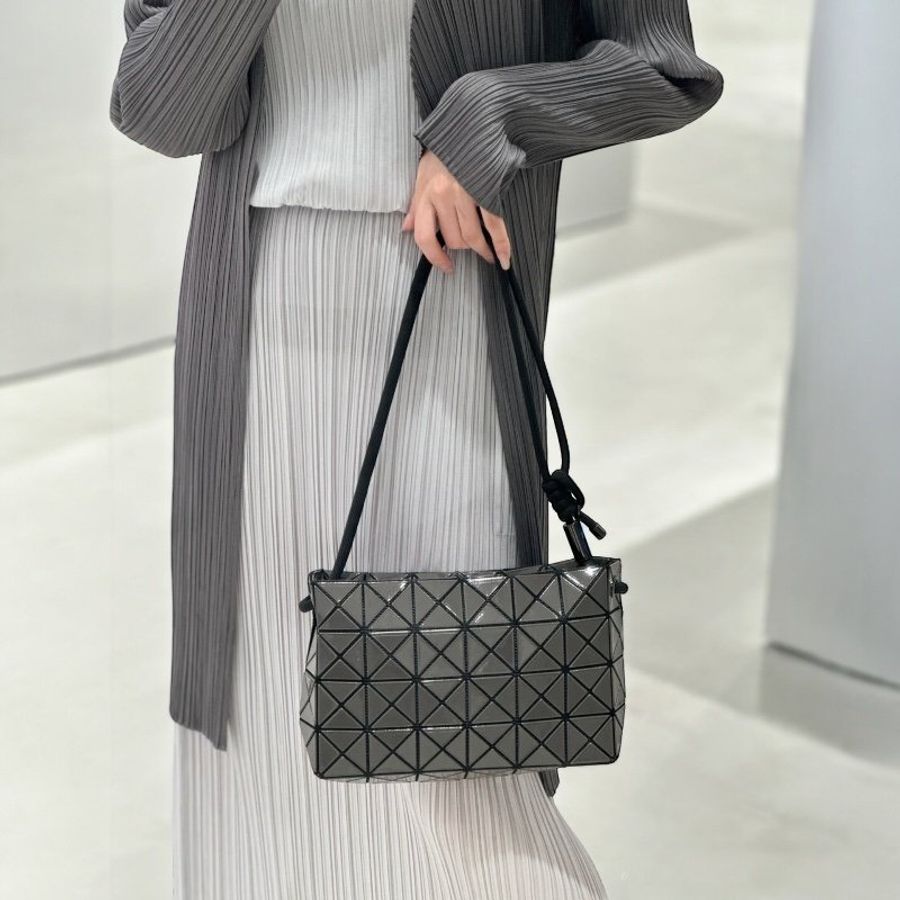 🎁母親節特價🎁Bao Bao Issey Miyake Loop Metallic 銀灰色金屬光感豆腐斜背包-3